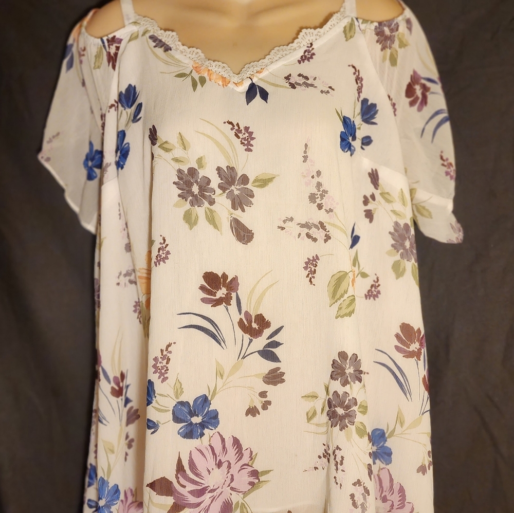 LADY'S PLUS FLORAL BLOUSE BY TORRID